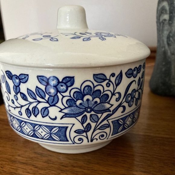 Vintage Broadhurst England Blue and White Sugar bowl and Creamer - Picture 2 of 4